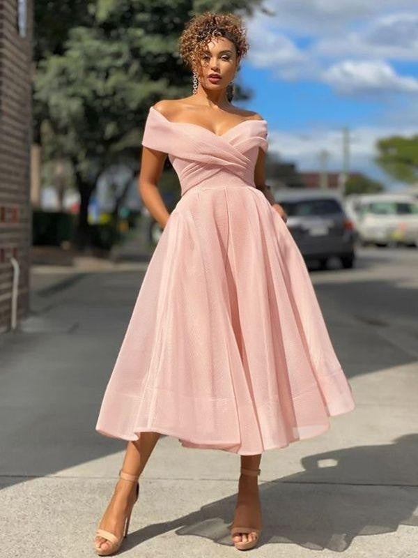 Vestidos de corte A/princesa, fruncidos, hombros descubiertos, sin mangas y hasta la rodilla